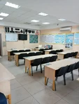 Стіни навчального кабінету автошколи в Космічному районі, повністю укомплектовані професійними плакатами з ПДР, схемами розмітки та дорожніми знаками.