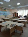 Світла та простора навчальна аудиторія «Антарес» на вул. Володимира Українця, 4 з рядами учнівських парт та наочними посібниками на стінах.