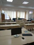 Робоча зона викладача та адміністратора у філії автошколи в Запоріжжі (Космос) з маркерною дошкою для розбору дорожніх ситуацій та комп'ютерною технікою.